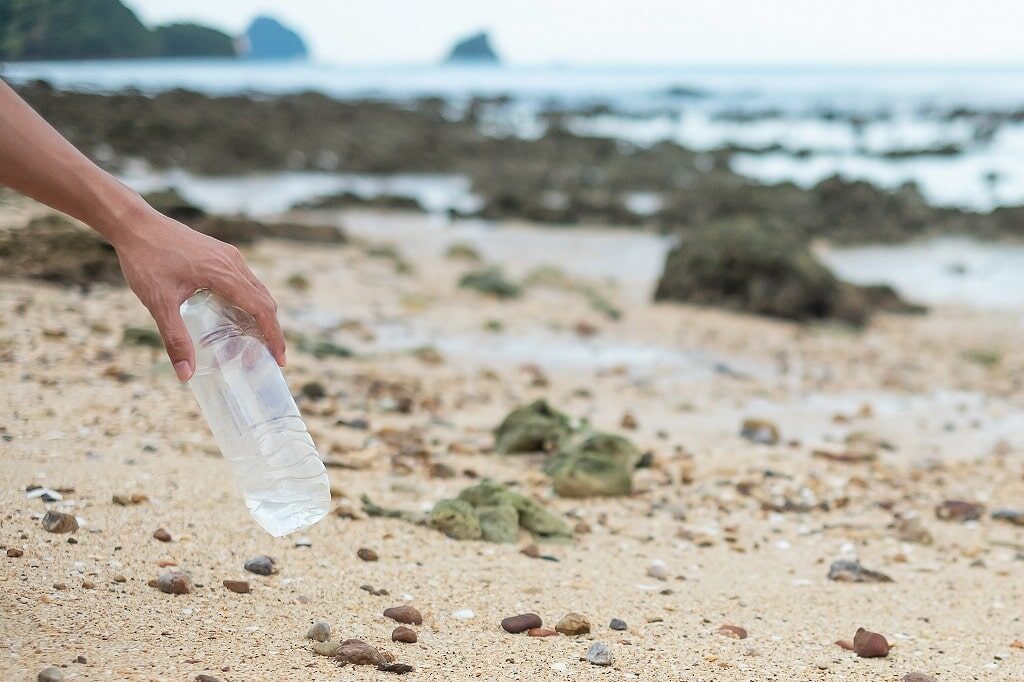 海に捨てられたペットボトル