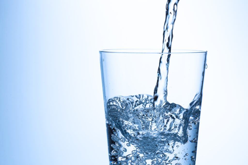 正しい水の飲み方と水の種類を解説「毎日水を2L飲みましょう」は本当なのか