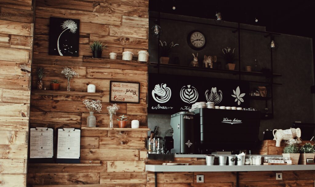 木目調の壁のカフェ