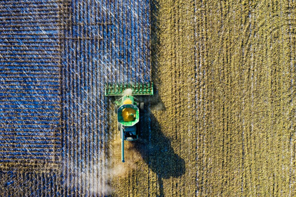 畑を耕すトラクターを上から撮った写真