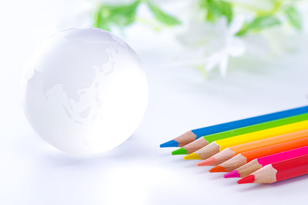 透明の地球儀と色鉛筆