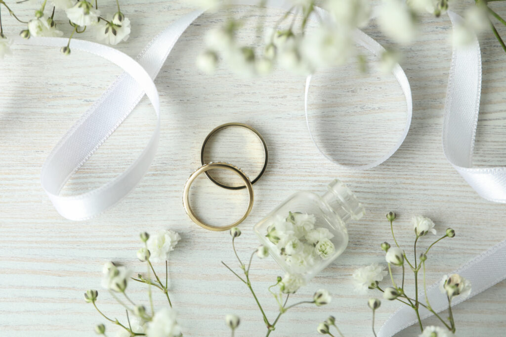 指輪と白い花
