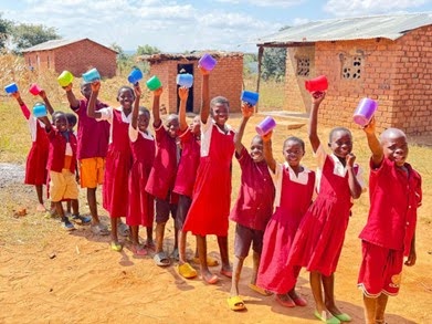 マラウイの給食を食べている子どもたち