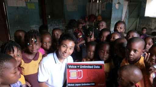 設立当初、アフリカの子どもたちに囲まれている様子