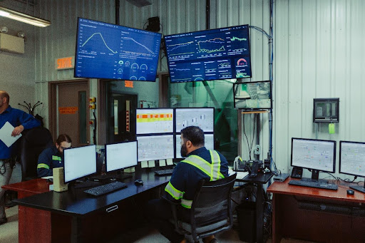 AEM社内の作業風景