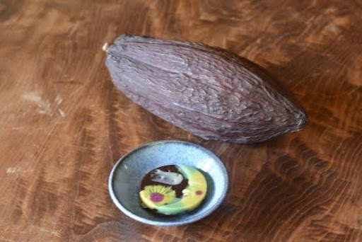 ハレとケと。で販売しているローチョコレート。製品名は「月や太陽のカラフルマンディアンチョコ」。一口食べると、チョコの香りが広がるが、後味はすっと消え、また一口食べたくなる。