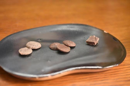 左から一般的な業務用カカオ、ハレとケと。のチョコの元となるカカオマス、そのカカオマスから作られた82%カカオのローチョコレート。一般的なものは後味に渋み、えぐみを感じる。82%カカオのローチョコレートは、一般的な高カカオチョコに比べて、後味がすっきりしていて、食べやすい。器は地元の彦根で焼かれた湖東焼。